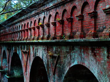 Boyanın içindeki paslı tuğla bina. 