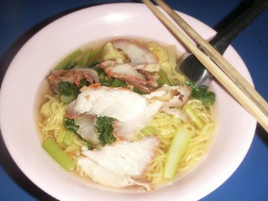 Erişte, et ve sebzeli çorba yakın çekim 