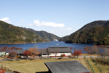 Dağlardaki güzel göl manzarası 