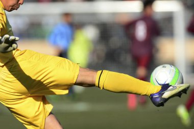 Japonya 'daki futbol maçındaki erkekler.