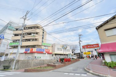 Her pencere yüzeyi ayna görevi görüyor. Metropoldeki güneşli günü yansıtıyor..