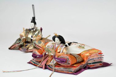 Japon geleneksel oyuncak bebeklerini yakın planda tut 