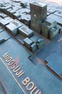 Detaylı bronz model şehir binalarını ve cadde düzenini gösteriyor