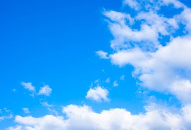 Mavi gökyüzünde beyaz bulutlar.