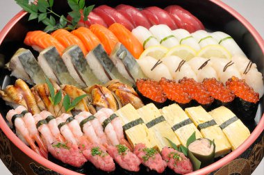 Taze somon, ton balığı ve karidesli suşi.