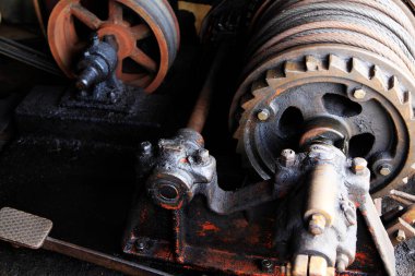 Yakın plan eski endüstriyel makine dişlileri ve makaraların dönüşünü gösteriyor