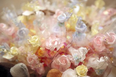 Düğün töreninde güzel çiçeklere yaklaş.