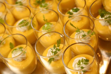 Masadaki lezzetli tatlı kadehlerini yakından çek.