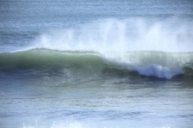 Güzel deniz dalgaları kıyıya vuruyor.        