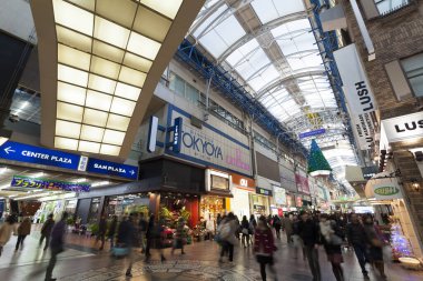 Kalabalık bir alışveriş merkezinde alışveriş yapmak