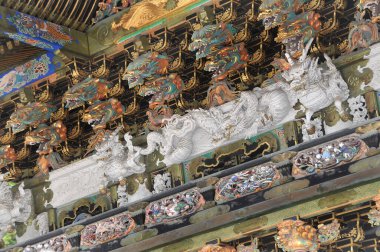 Geleneksel Japon tapınağında ejderhalar bulunan karmaşık ahşap oymalar.