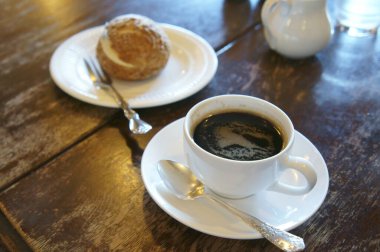 Kahve ve kahve masada.