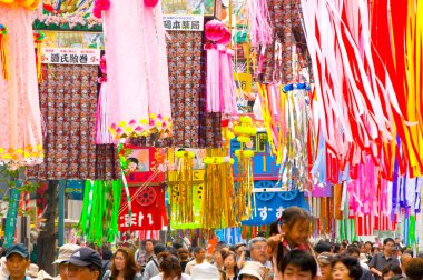 Tanımlanamayan insanlar sokak pazarından alışveriş yapıyor