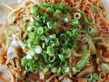 Bir tabak soğanlı erişte.  