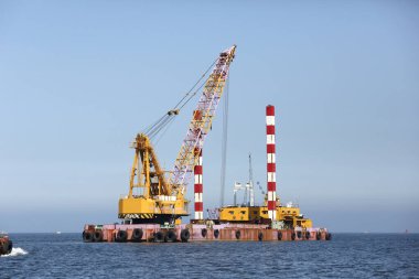 Japonya 'daki endüstriyel limanda vinçler 