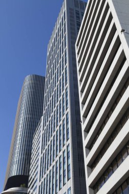 Şehrin mavi gökyüzü arka planına sahip modern yüksek binaları