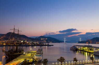 Zengin ışıklarla aydınlatılan liman manzarası, Japonya