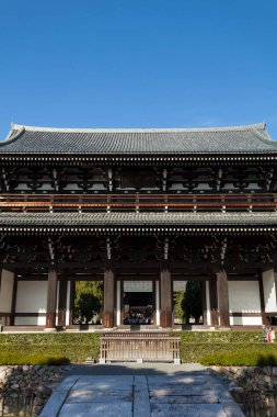 Kyoto Japonya 'daki Tofukuji Tapınağı' nın Sammon Köprüsü girişi