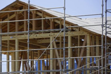 İnşaat halindeki ahşap çerçeve.