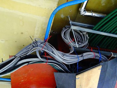 Tavanın bir sürü kabloyla yakın görüntüsü.