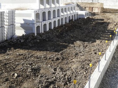 İnşaat alanı şehir binasının yükselişini gösteriyor 