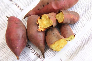 Lezzetli fırında pişmiş patatesleri yakın.      