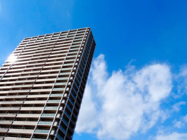 Mavi gökyüzüne karşı modern gökdelenlerin düşük açılı görüntüsü              