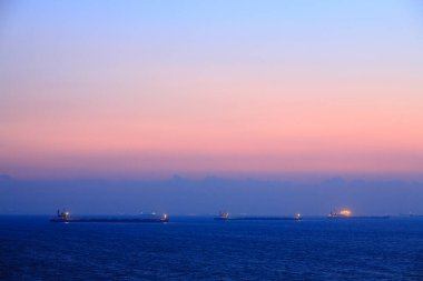 Deniz kıyısındaki şehrin gece manzarası