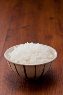 Japon mutfağı. Arkaplanda pirinç kasesi