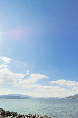 Güneşli yaz gününde deniz kıyısında güzel bir manzara.           