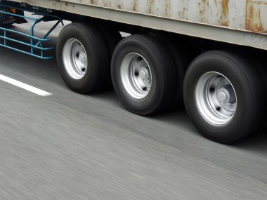 Kamyon tekerlekleri asfalt yolda