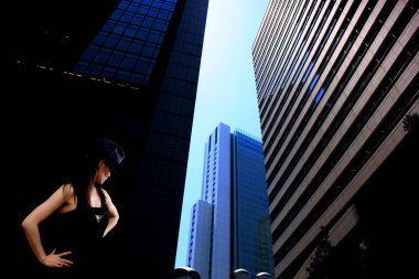 Gökdelenler hareketli şehir manzarasında yukarıya doğru uzanır