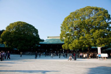 Yayalar Tokyo caddesinde kentsel bir atmosfer yaratıyor..