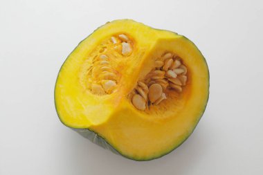 Beyaz arkaplanda taze balkabağının yakın plan görüntüsü           