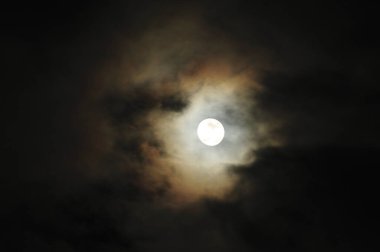 Ayın karanlık gökyüzündeki güzel manzarası      