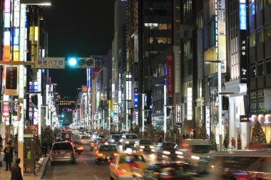 Tokyo, Japonya 'da yoğun trafiğin yaşandığı gece manzarası