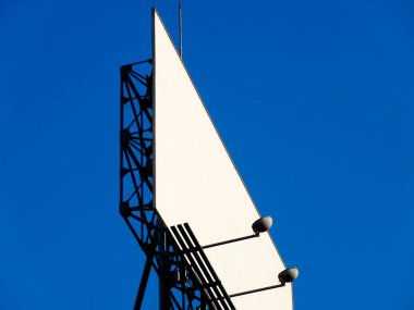 boş beyaz ilan panosu mavi gökyüzüne karşı, düşük açılı görünüm