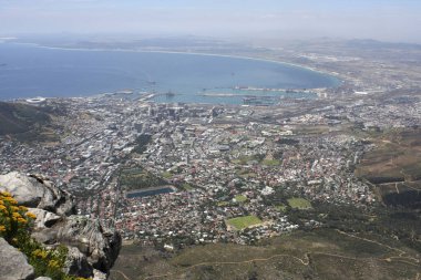 Kıyı kasabası ve mavi denizin havadan görünüşü