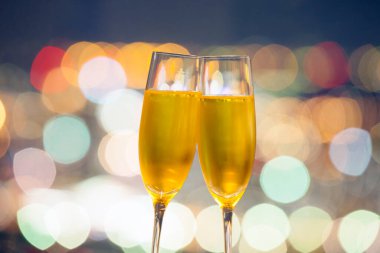 Şampanya bardakları ve arka planda köpüklü şarap, kapatın.