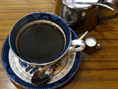 Süt sürahisi ile mavi desenli kahve