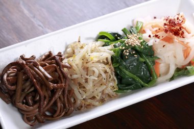 Erişte ve yosunların yemek fotoğrafı.