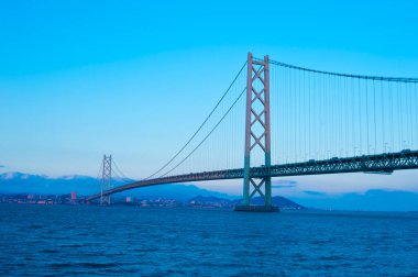 Akashi-Kaikyo Köprüsü dünyanın en uzun asma köprüsü. Japon anakarası Honshu 'daki Kobe şehrini Awaji Adası' ndaki Iwaya 'ya bağlar. - Kobe, Japonya