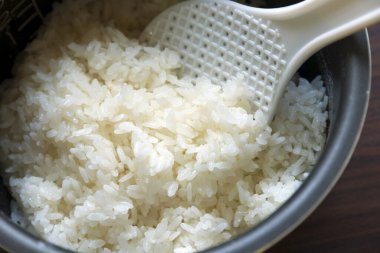 Kaşık ile tencerede pilav.