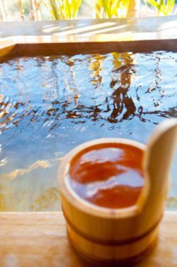 Tahta kova, sakin bir kaplıcanın yanında dinleniyor.