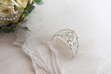 Düğün, konsepti gümüş taçla kutlamak