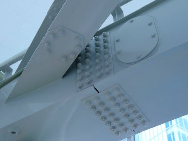 Çelik elementleri ve metal yapısı olan sanayi binası          