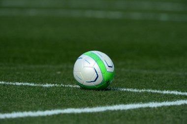 Yeşil çimlerin üzerinde futbol topu, yaklaş.