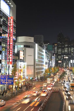 Tokyo, Japonya 'da binaları ve insanları olan modern şehir manzarası. 