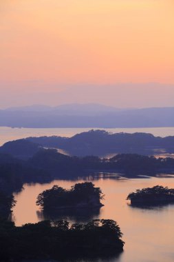 Doğanın arka planında, denizin üzerinde güzel bir gün batımı