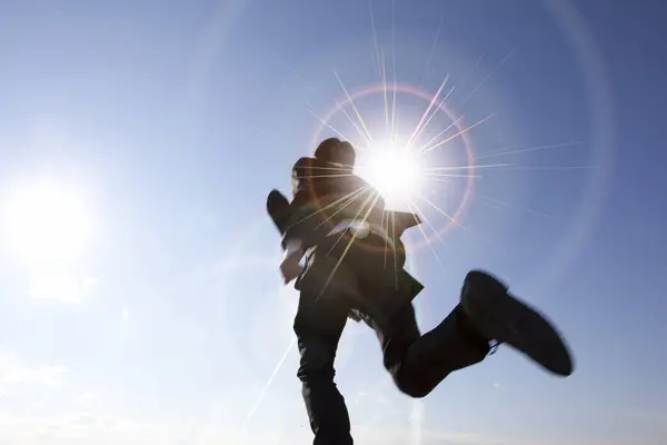 Düşük Melek Manzaralı Adamı Güneşin Altında Koşuyor — Stok fotoğraf